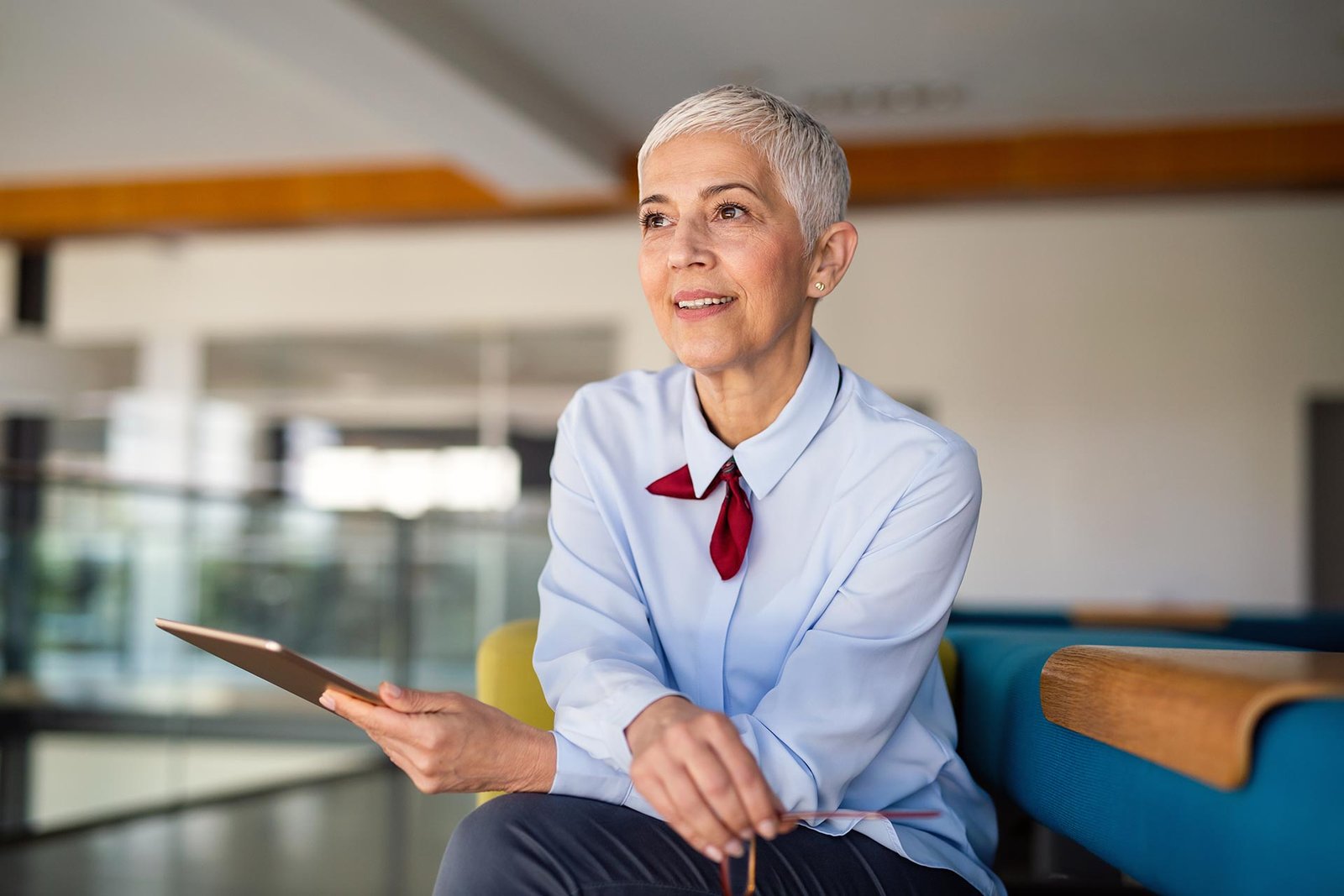 successful-business-woman-looking-confident-and-sm-2022-01-19-00-07-13-utc.jpg successful-business-woman-looking-confident-and-sm-2022-01-19-00-07-13-utc.jpg